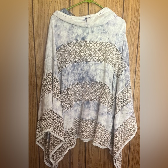 Free People Bell Sleeve Lace Mama Poncho medium - Picture 4 of 5